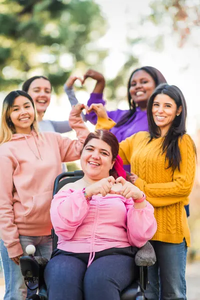 Tekerlekli sandalyedeki bir kadınla arkadaşlık beyin felcine neden olur. Katılım, işbirliği ve kardeşlik için çok kültürlü mutlu feminist jestler.