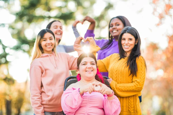 Przyjaźń Kobiet Osobą Wózku Powoduje Porażenie Mózgowe Wielokulturowy Szczęśliwy Gest Obraz Stockowy