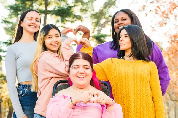 Przyjaźń Kobiet Osobą Wózku Powoduje Porażenie Mózgowe Wielokulturowy Szczęśliwy Gest Obrazek Stockowy