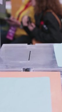 Demokratik hükümet seçimleri için el ele tutuşan bir kız. Seçim günü cumhurbaşkanlığı kampanyası için çocuk sorumluluğu