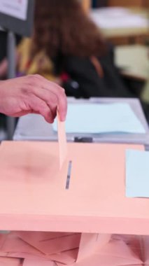 Yetişkin bir Latin erkek başkanlık kampanyası seçimlerinde oy pusulasını kapatıyor. Amerika 'da demokratik hükümet politikası. Arkaplan