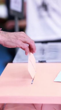 Latin kökenli halk oylaması demokratik hükümet seçim günü için oylama yapıyor. Başkanlık kampanyasından sonra. Vatandaş seçim kurulunda oy kullanma hakkı