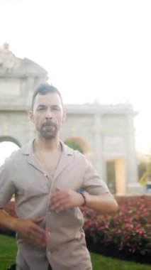 Madrid, İspanya 'nın ünlü simgesi Puerta de Alcala' nın önünde salsa yapan adam canlı bir kültür sergiliyor.