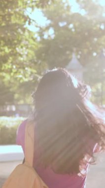 Madrid, İspanya 'daki El Etiro Parkı' nda neşeli bir şekilde dönen Latin öğrenci kahkaha ve sıcaklıkla dolu tasasız bir yaz gününü kutluyor.