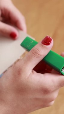 Profesyonel ofis çalışanı ya da evrak işi yapan öğrenci. Mali kırtasiye ekipmanları için yakın çekim el yönetimi 