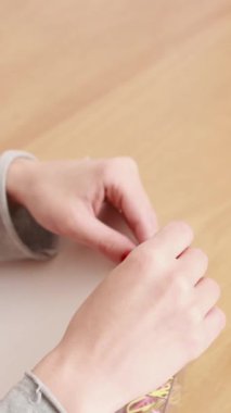 Profesyonel ofis çalışanı ya da evrak işi yapan öğrenci. Mali kırtasiye ekipmanları için yakın çekim el yönetimi 