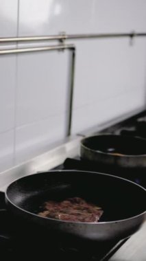 Şef, Ekvador restoranının mutfağında Portoviejo 'dan geleneksel bir yemek hazırlıyor.