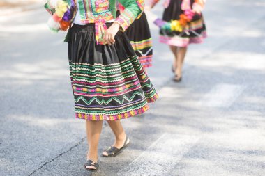 Renkli İspanyol kıyafetleri giyen bir kadın Columbus Günü 'nde dans ediyor ya da İspanyol asıllı bir kadın.