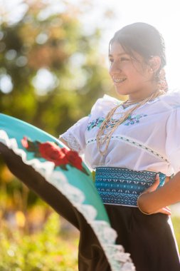 Geleneksel bir elbise giymiş, güneşli bir günde İspanyol mirasını kutlayan genç bir dansçının açık hava portresi.