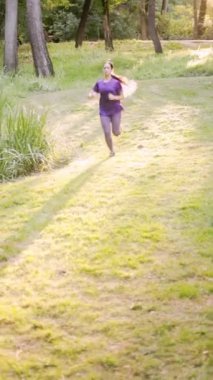 Dinamik Latin sporcu kadın güneş ışığı parkında koşuyor, canlı gündüz antrenmanı sırasında vücut bulmuş fitness enerjisi ve açık hava sağlığı.