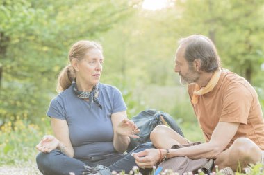 İki biyolog Madrid, İspanya 'daki bir parkta yürüyüş yaparken bulgularını tartışıyorlar.