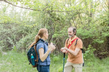 Kıdemli çift, Madrid, İspanya 'daki verimli ormanda doğa ve biyolojiyi araştırırken sohbet ediyorlar.