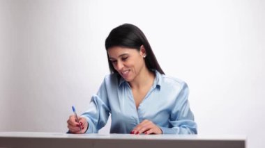 İş kadını şaşkınlık, mutluluk ve rahatlamayı yavaş çekimde bembeyaz arka planda izole olarak ifade ediyor.