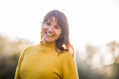 Veteriner quiros, asturias, spain, sergilenen çevresel eğitim ve hayvan bakımı hayvan barınağında gün ışığında gülümsüyor.