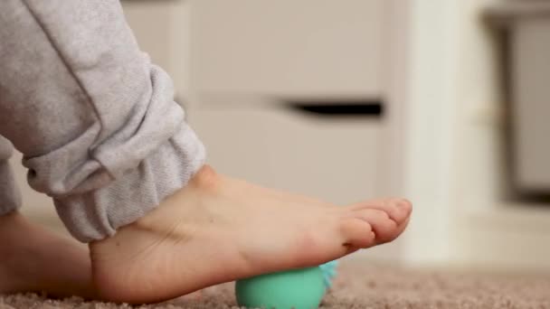 Žena Dělá Korekci Ploché Nohy Gymnastické Cvičení Pomocí Masážní Koule — Stock video