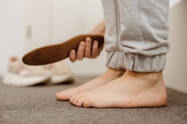 Düz taban teşhisi, ortopedi, ayakkabı yerleştirme. Düz taban sorunu, ağrı. Düz taban tanımlaması. - Plantar fasiit tedavisi. Kadınların ayakları ve tabanları evde, manzarayı kapatın.