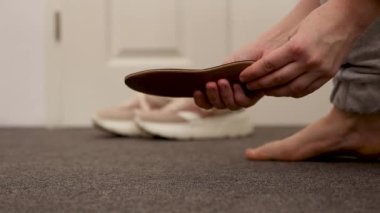 Kadınların ayakları ve tabanları evde, manzarayı kapatın. Düz taban teşhisi, ortopedi, ayakkabı yerleştirme. Düz taban sorunu, ağrı. Düz taban tanımlaması. Plantar fasiit tedavisi.