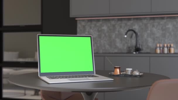 Laptop Prázdnou Zelenou Obrazovkou Stojící Doma Stole Počítač Hraje Chroma — Stock video