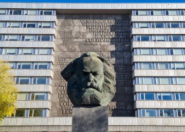 Chemnitz, Almanya 11-12-2022. Karl Marx Anıtı. Saksonya 'daki Alman filozof Karl Marx' ın heykeli. Alman devrimci sosyalist. Radikal politik kuramcı. Nischel, Lev Kerbel tarafından tasarlandı.