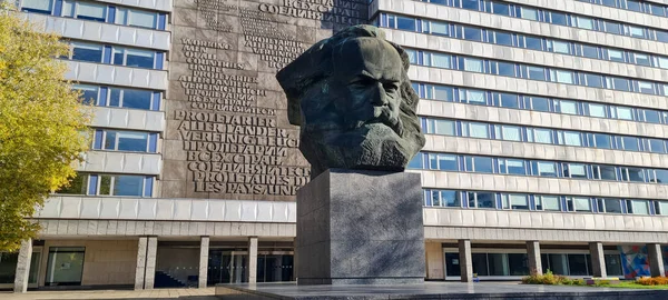 Chemnitz, Almanya 11-12-2022. Karl Marx Anıtı. Saksonya 'daki Alman filozof Karl Marx' ın heykeli. Alman devrimci sosyalist. Radikal politik kuramcı. Nischel, Lev Kerbel tarafından tasarlandı.