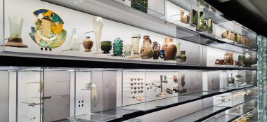 Chemnitz, Almanya 11-12-2022. Saksonya Arkeoloji Müzesi. Muhteşem sergi insanlık ve kültür tarihini sunar. Antik seramik, çömlekçilik, yemekler. Antika sergiler. Tarihsel miras..