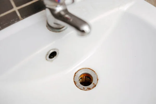 肮脏生锈的洗脸盆 近距离观察 带有红色锈斑的金属排水孔 不卫生 有浴室的水管道需要清洁服务 不干净的家 — 图库照片