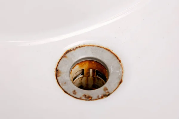 肮脏生锈的洗脸盆 近距离观察 带有红色锈斑的金属排水孔 不卫生 有浴室的水管道需要清洁服务 不干净的家 — 图库照片