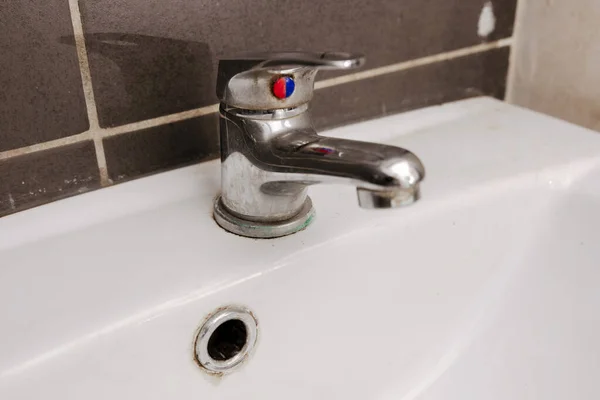 肮脏生锈的洗脸盆 近距离观察 不卫生 有浴室的水管道需要清洁服务 不干净的家 — 图库照片