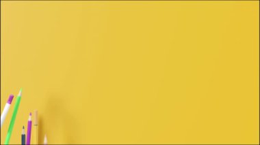 Renkli okul kağıtları, sarı arka planda fotokopi alanı olan malzemeler. Alt sınır. Duyurular ve reklamlar için başvurulabilir. Eğitim, kreş, anaokulu. Okul alışverişine, satışa. Üç Boyut