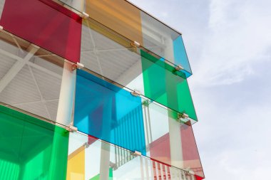 Malaga, İspanya - 26-01-2024: Centre Pompidou, Malaga 'nın kalbinde yer alan birinci sınıf bir müzedir. Burası sanat severler ve turistler için görülmesi gereken bir yer. Renkli görünüm