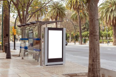 Şehir otobüs durağında reklam panosu boş, palmiye ağaçları ve sokak arkaplanına kurulmuş. Boş, resmin, mesajın, reklamın için boşluk oluştur. Reklam panosu maketi