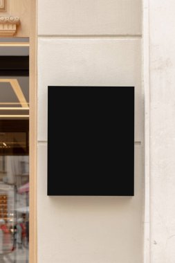 Duvara örülmüş siyah bir tabela. İşletmelerin marka logolarını veya tanıtım içeriğini göstermesi için ideal. Siyah tabela modeli