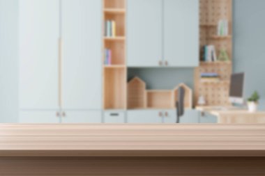 Boş bir ahşap masa önyüzü, ürünün sergilenmesi ve okula dönüş temaları için ideal, hafif bulanık çocukların öğrenme alanını ön plana çıkarır. Masanın önü. 3 Boyutlu Hazırlama