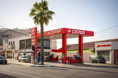 Torrevieja, İspanya - 09-07-2024: CEPSA petrol istasyonu kentsel bir ortamda. Sahnede palmiye ağaçları ve güneşli zemin, enerji, petrol perakende satış ve kentsel altyapı konulu tartışmalar için ideal