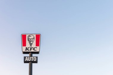 Torrevieja, İspanya - 09-07-2024: ikonik KFC işareti açık mavi gökyüzüne monte edilmiş, tanınabilir logoyu vurguluyor. Kentucky Fried Chicken. Metin için alanı kopyala