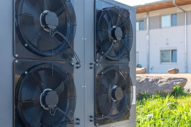 Ticari hava kaynağı ısı pompası sistemi dışarıda kuruldu. Bu sistemler enerji-verimli HVAC çözümlerinde yaygındır ve modern sürdürülebilir mimaride giderek daha fazla kullanılmaktadır.