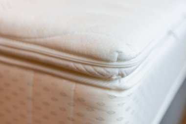 Yumuşak bir şiltenin örtülü bir kapağı sağlam bir yatak çerçevesine dayanır. Doğal ışık rahat yatak odasını aydınlatır, davetkar bir atmosfer yaratır..