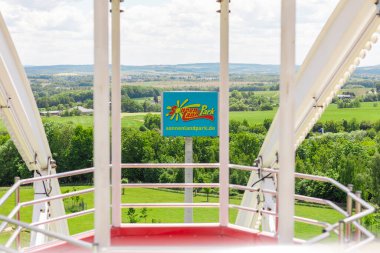 Lichtenau, Almanya - Mai 24, 2025: Eğlence parkında, ziyaretçiler dönme dolaptan nefes kesici manzaralarla eğleniyorlar. Yeşilliklerle çevrili aile dostu bir yer.