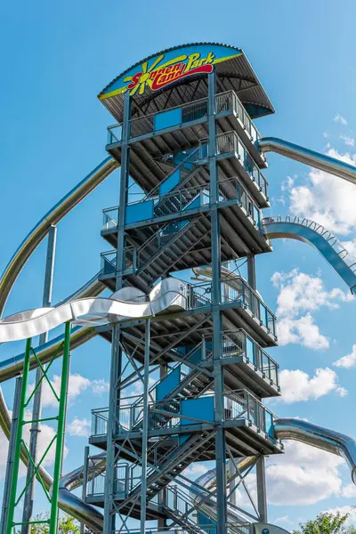 Lichtenau, Almanya - Mai 24, 2025: Aileler güneşli gökyüzü altında slayt ve eğlence parklarının keyfini çıkarıyorlar. Çocuklar ve yetişkinler eğlenceli aktivitelere girişip kalıcı anılar yaratırlar.