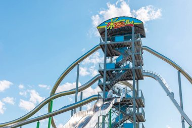 Lichtenau, Almanya - Mai 24, 2025: Aileler eğlence parkında slaytların ve eğlencelerin olduğu bir günün tadını çıkarıyorlar. Aydınlık gün, her yaştan ziyaretçiler için eğlenceli atmosferi ve heyecanı tamamlıyor.