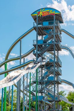 Lichtenau, Almanya - Mai 24, 2025: Aileler eğlence parkında slaytların ve eğlencelerin olduğu bir günün tadını çıkarıyorlar. Parlak gün ziyaretçiler için eğlenceli atmosferi ve heyecanı tamamlıyor. Sonnenlanpark