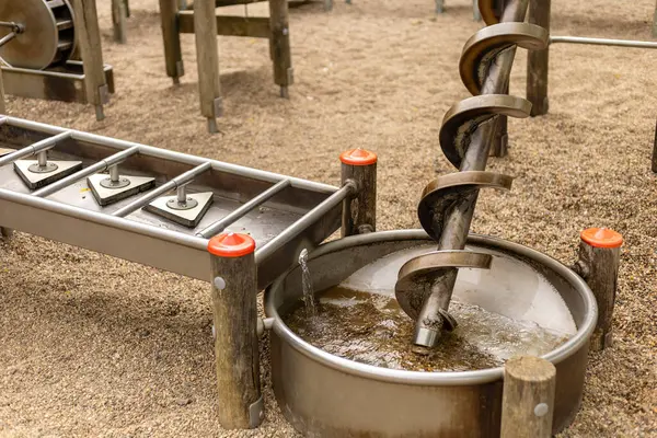 Çocuklar interaktif su oyun ekipmanlarıyla ilgilenirler. İçinde spiral su vidası ve su havzası bulunur. Parlak bir oyun parkında pratik öğrenme ve keşifleri teşvik eder..