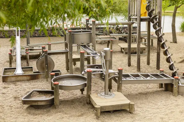 Bu meşgul su oyun yapısı çocuklar için çeşitli kanallar, slaytlar ve su özellikleri etkileşimli oyun için tasarlanmıştır..