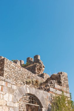 Ziyaretçiler, eski çağların hikayelerini anlatan yıpranmış taş kalıntılarına hayran kalabilirler. Yapıda canlı mavi gökyüzüne karşı karmaşık mimarinin kalıntıları yer alıyor..