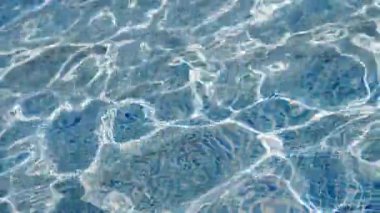 Parlak güneş ışığı, su yüzeyindeki karmaşık desenleri ve hafif dalgalanmaları vurgular. Bu sakin sahne, doğanın huzur verici özünü huzurlu bir ortamda yakalıyor. Soyut havuz suyu videosu