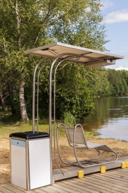 Bu sürgülü sandalye, engelli bireylerin göl kenarındaki bir ortamdan suya erişebilmeleri için güvenli ve uygun bir yol sağlıyor. Doğa ile çevriliyken, dışarıdaki keyfi arttırır..