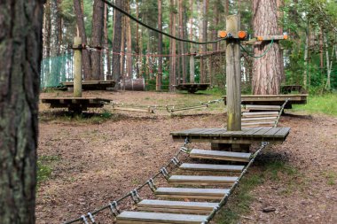 Bir ağaç parkında ahşap köprüler ve yemyeşil bir ormanda yuva yapmış asılmış yollar bulunur. Bu açık hava alanı, uzun ağaçların arasındaki genç kaşifler için heyecan verici bir deneyim sunuyor..