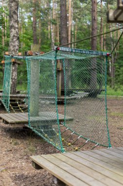 Bu ağaç tırmanma parkında uzun ağaçların arasına kurulmuş halat ve ahşaptan inşa edilmiş çeşitli engeller ve askıya alınmış geçitler var. Genç maceraperestleri doğanın tadını çıkarmaya davet ediyor..
