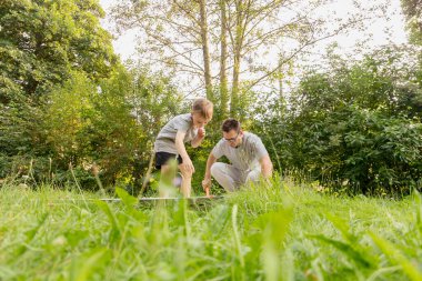 Huzurlu bir parkta, bir baba ve küçük oğlu güneşli bir günde oyun oynarlar. Birlikte kaliteli zaman geçiriyorlar, doğadaki faaliyetleri sayesinde güçlü bir bağ kuruyorlar..