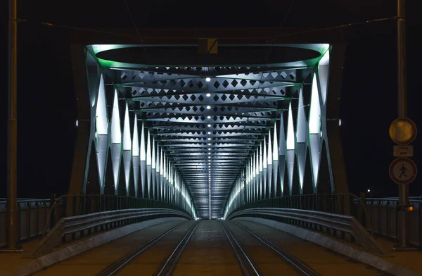 En çok yıldız (İngilizce: Old Bridge), Slovakya 'nın Bratislava kentinde Tuna Nehri üzerinde bulunan bir köprüdür..